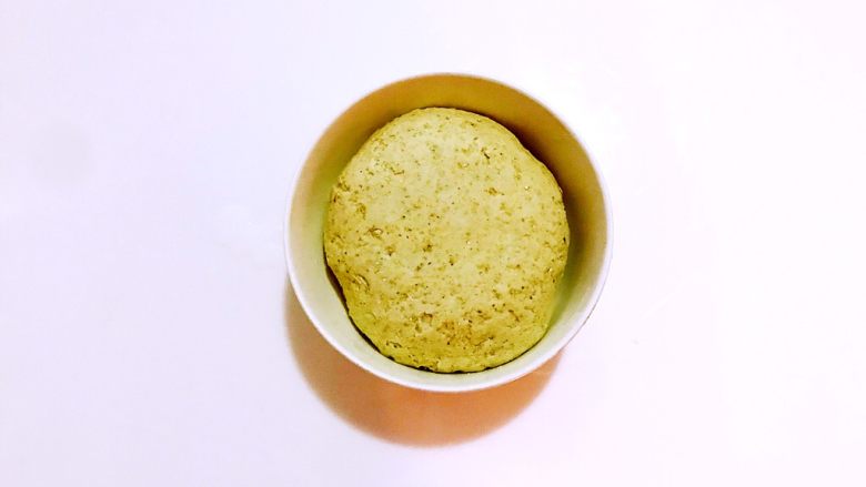 燕麦葱油饼，吃出营养新高度,揉成面团盖保鲜膜，放一旁醒20分钟。