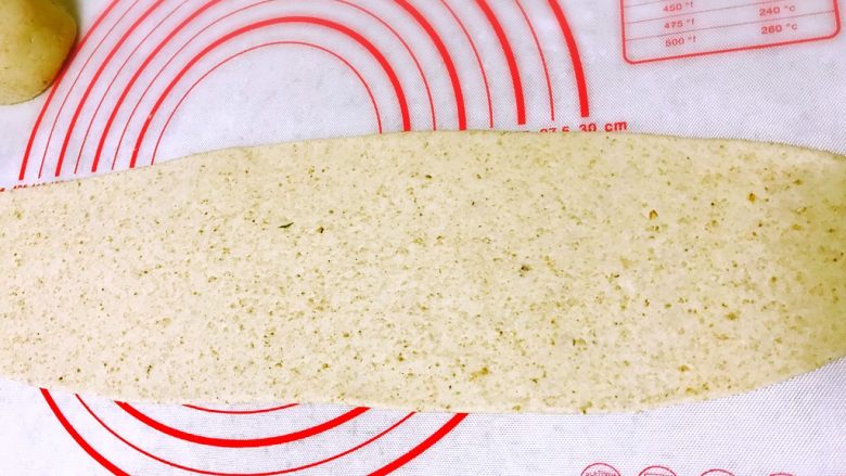 燕麦葱油饼，吃出营养新高度,醒好的面分成大小均匀的小块。我这个量分了2个团。擀成薄长方形状。