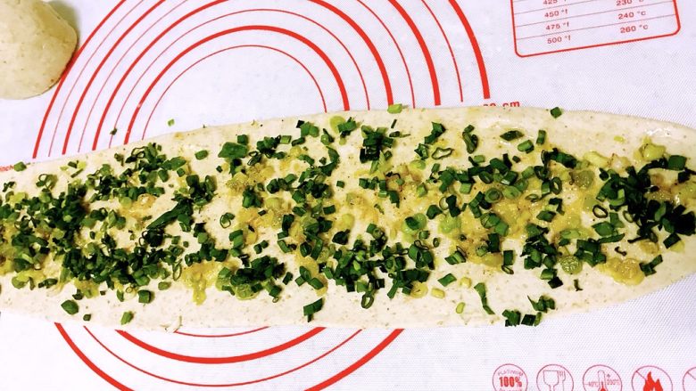 燕麦葱油饼，吃出营养新高度,放入刚热油煎好的葱，放入盐葱花。