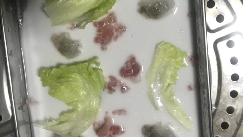 零失败广式肠粉,放入肉末，大虾生菜盖上盖子蒸至透明色即可