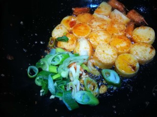 玉子豆腐虾,放入葱花