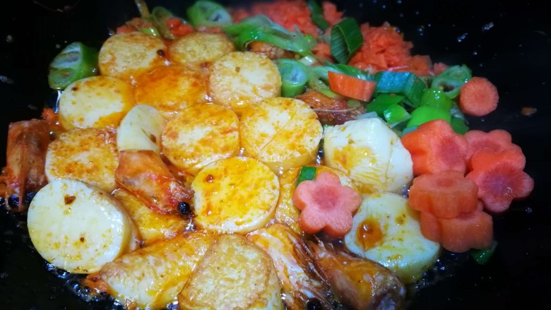 玉子豆腐虾,倒入胡萝卜