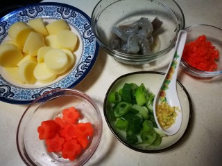 玉子豆腐虾,所需食材备齐