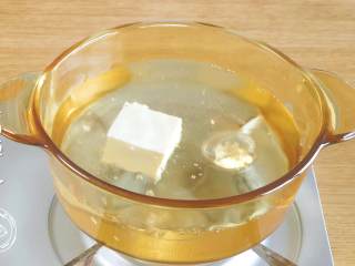 8m+豆腐蛋黄糊（宝宝辅食）,首先，豆腐焯水~
