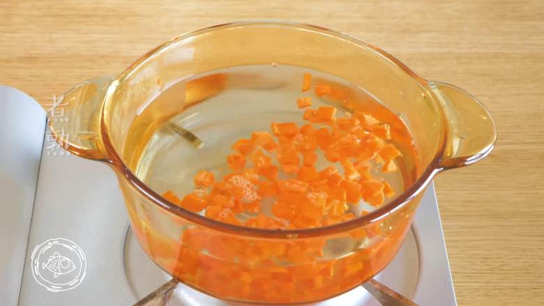 8m+豆腐蛋黄糊（宝宝辅食）,在锅里煮熟，可以多煮一会儿，细胞壁破裂，胡萝卜素会更容易吸收~