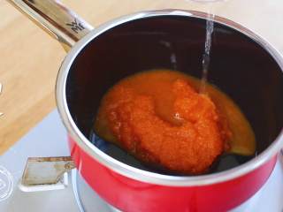 8m+豆腐蛋黄糊（宝宝辅食）,胡萝卜泥倒入小锅中，加少量的水，小火煮~