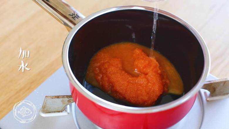 8m+豆腐蛋黄糊（宝宝辅食）,胡萝卜泥倒入小锅中，加少量的水，小火煮~