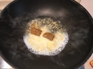 蘑菇小姐便当,热锅倒适量油，放入蒜泥爆香，加一小碗水，一点牛奶，两块咖喱膏，小火炒化