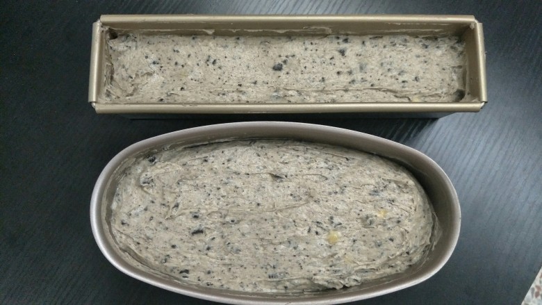 奥利奥磅蛋糕,混合均匀加入磅蛋糕模具（菜谱的材料是小的磅蛋糕模具的量）