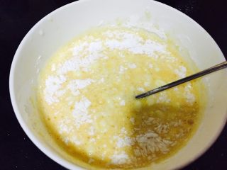 奶黄包,将面粉和吉士粉少量多次倒入3的混合物。