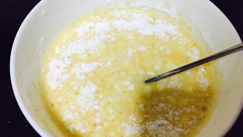 奶黄包,将面粉和吉士粉少量多次倒入3的混合物。