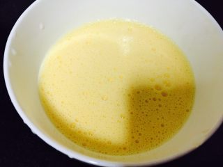 奶黄包,鸡蛋打散和牛奶混合均匀
