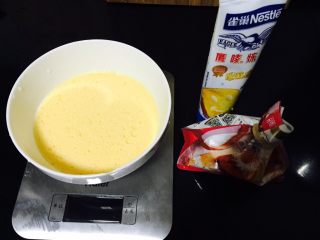 奶黄包,加入炼乳和糖霜混合均匀