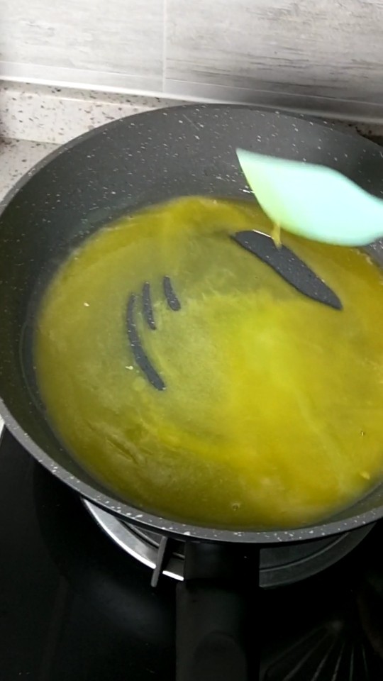 Q软牛杂糖,待黄油完全融化。