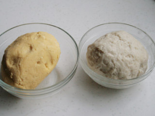 萝卜丝饼,面粉一部分用熟猪油（我用的奶油）和成油酥面团，一部分用色拉油、水和成面团