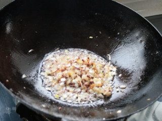 萝卜丝饼,肥膘炒出油，放葱姜炒出香味，再放入海米、火腿炒香