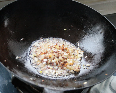 萝卜丝饼,肥膘炒出油，放葱姜炒出香味，再放入海米、火腿炒香