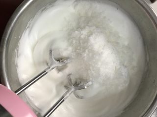 八寸南瓜戚风蛋糕,继续用高速打至蛋白无流动状态，再加入三份之一白砂糖。
