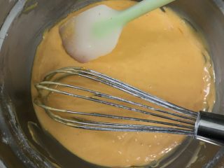 八寸南瓜戚风蛋糕,再用手动打蛋器充分把蛋黄和面糊搅拌均匀，盆子边上用刮刀刮一下，放一边备用。