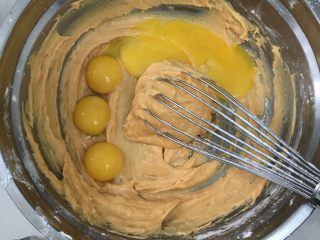 八寸南瓜戚风蛋糕,找一个无油无水的不锈钢盆把蛋白蛋黄分开，蛋黄直接放入面糊中。