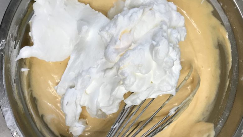 八寸南瓜戚风蛋糕, 把蛋白糊全部加入蛋黄糊中，继续用手动打蛋器快速Z字形搅拌均匀。