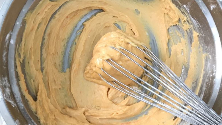 八寸南瓜戚风蛋糕,用手动打蛋器充分搅拌均匀，不要过度搅拌，防起筋。
