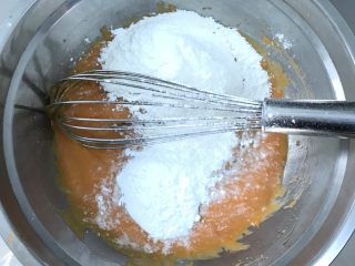 八寸南瓜戚风蛋糕,倒入玉米淀粉和低筋面粉