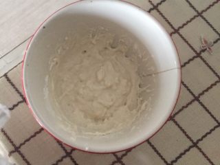 可可麻薯软欧,液种部分的材料混合到一个碗里，搅拌均匀，室温发酵长高之后明显回落即可，这个酵种不看时间，看状态