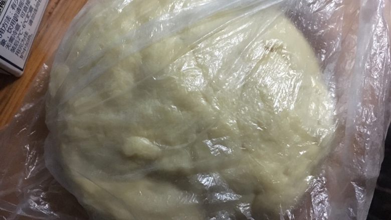 墨西哥红豆面包,揉成光滑的面团后放入保鲜膜，冰箱冷藏发酵超过24小时