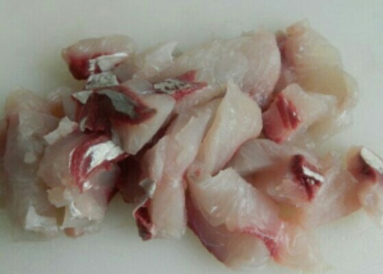 自制鱼丸,将鱼肉小心的片下片，然后用刀背剁剁，用手反复摸摸，别有刺，在确认没刺后，用刀剁碎。