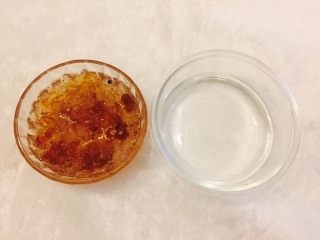 桂圆枸杞红枣银耳汤,再仔细将泡软的桃胶表面的黑色杂质去除，用清水反复清洗后，掰成均匀的小块。