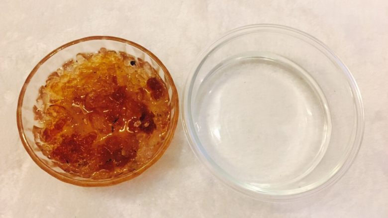 桂圆枸杞红枣银耳汤,再仔细将泡软的桃胶表面的黑色杂质去除，用清水反复清洗后，掰成均匀的小块。