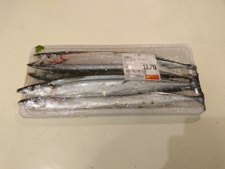 鹽巴燒烤秋刀魚,秋刀魚！
是最便宜最常見的海魚了！