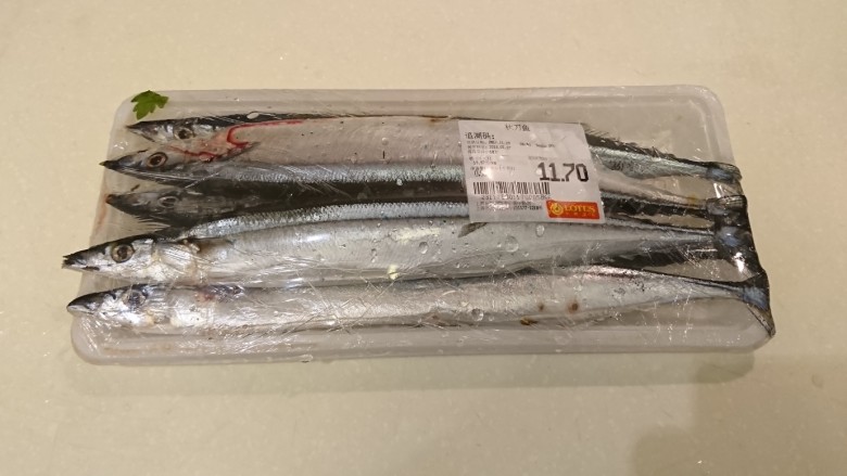 鹽巴燒烤秋刀魚,秋刀魚！
是最便宜最常見的海魚了！