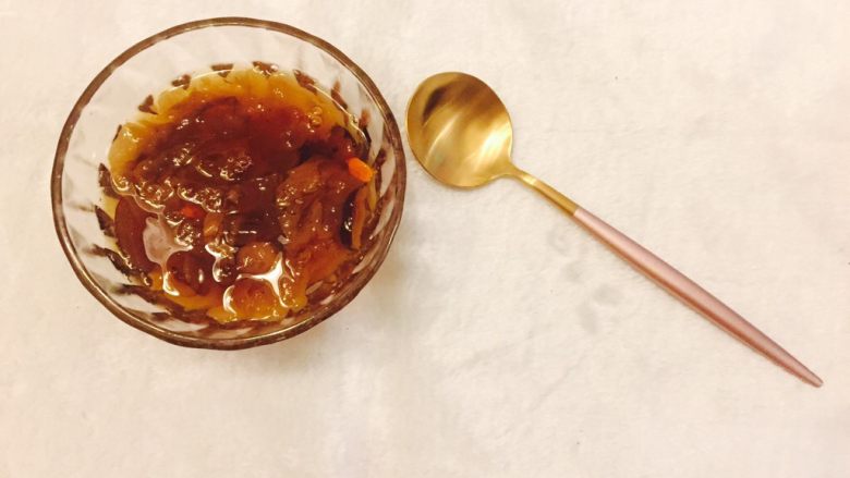 桂圆枸杞红枣银耳汤,快熬好时加入冰糖，甜度按个人喜好调整。食前可加入各种水果或果干