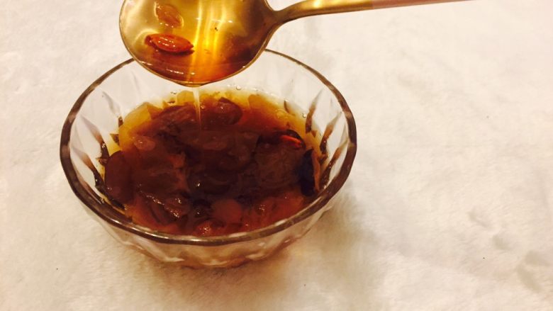 桂圆枸杞红枣银耳汤,浓浓的一碗