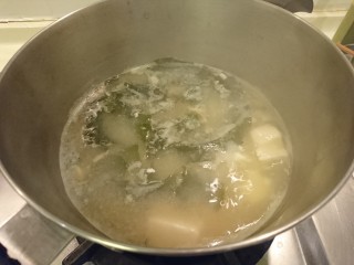 鹽巴燒烤秋刀魚,煮一鍋味增豆腐湯。