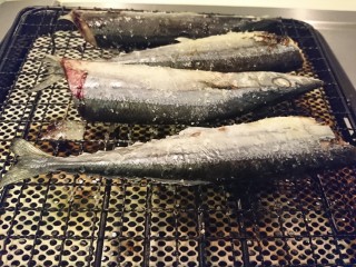 鹽巴燒烤秋刀魚,一直持續的翻面，確保不焦！