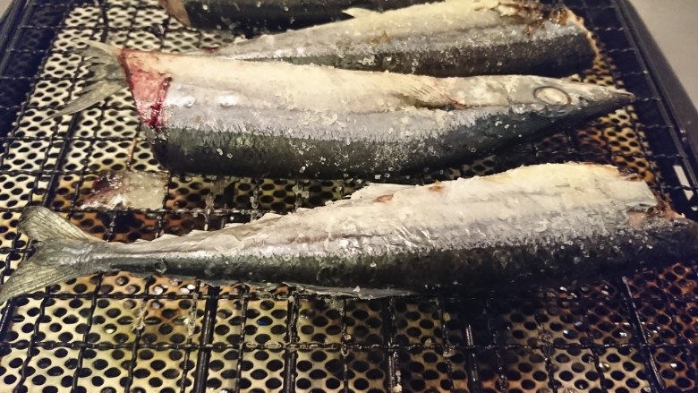 鹽巴燒烤秋刀魚,一直持續的翻面，確保不焦！