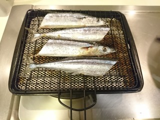 鹽巴燒烤秋刀魚,直接把魚放上預熱好的燒烤網上，直到底部那面乾燥再翻面！再以相同的方法烤另一面。然後翻面、翻面…