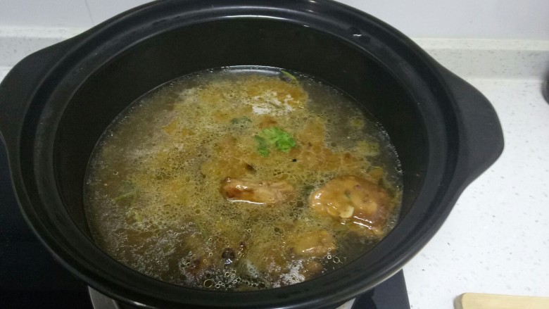 鸡汤手擀面,锅中放入鸡汤加入姜末。