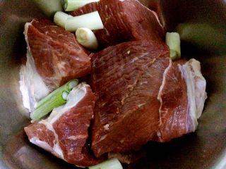 秘制酱牛肉,牛腱子肉洗净，切大块。大葱切段放入牛肉