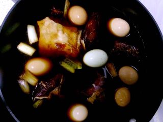 秘制酱牛肉,腌制好的牛肉放入锅中，填水煮。放入鸡蛋，等鸡蛋煮熟捞出，扒皮继续煮。煮至牛肉软烂即可。