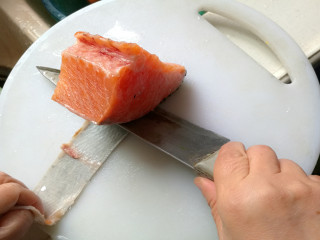 创新菜☺《三文鱼双拼》☺创意菜,如图所示，轻松去皮。