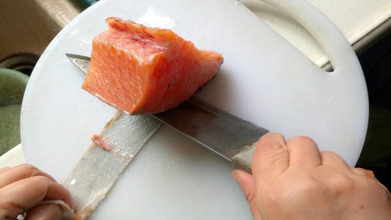 创新菜☺《三文鱼双拼》☺创意菜,如图所示，轻松去皮。
