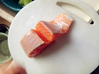 创新菜☺《三文鱼双拼》☺创意菜,去皮后。