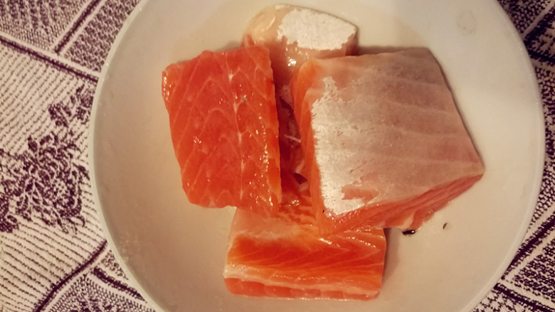 创新菜☺《三文鱼双拼》☺创意菜,将小块放入碗中，并加入<a style='color:red;display:inline-block;' href='/shicai/ 718'>料酒</a>。再把盐均匀涂在鱼块上。