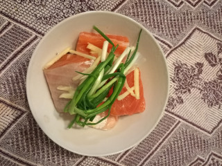 创新菜☺《三文鱼双拼》☺创意菜,再加入葱，姜，腌制半小时。