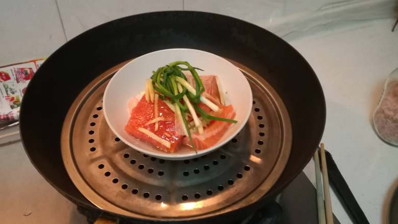 创新菜☺《三文鱼双拼》☺创意菜,蒸煮使用大火，十五分钟。