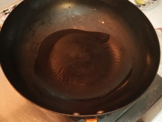 创新菜☺《三文鱼双拼》☺创意菜,蒸煮期间，同时进行第二种做法。在锅中放入少许油。